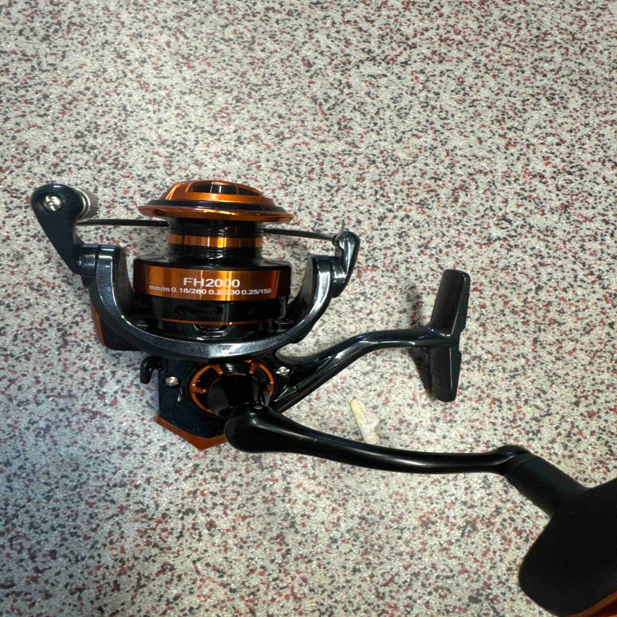 Mulineta Spinning pentru Pescuit, Model FH2000 – imagine de catalog pe fundal alb cald