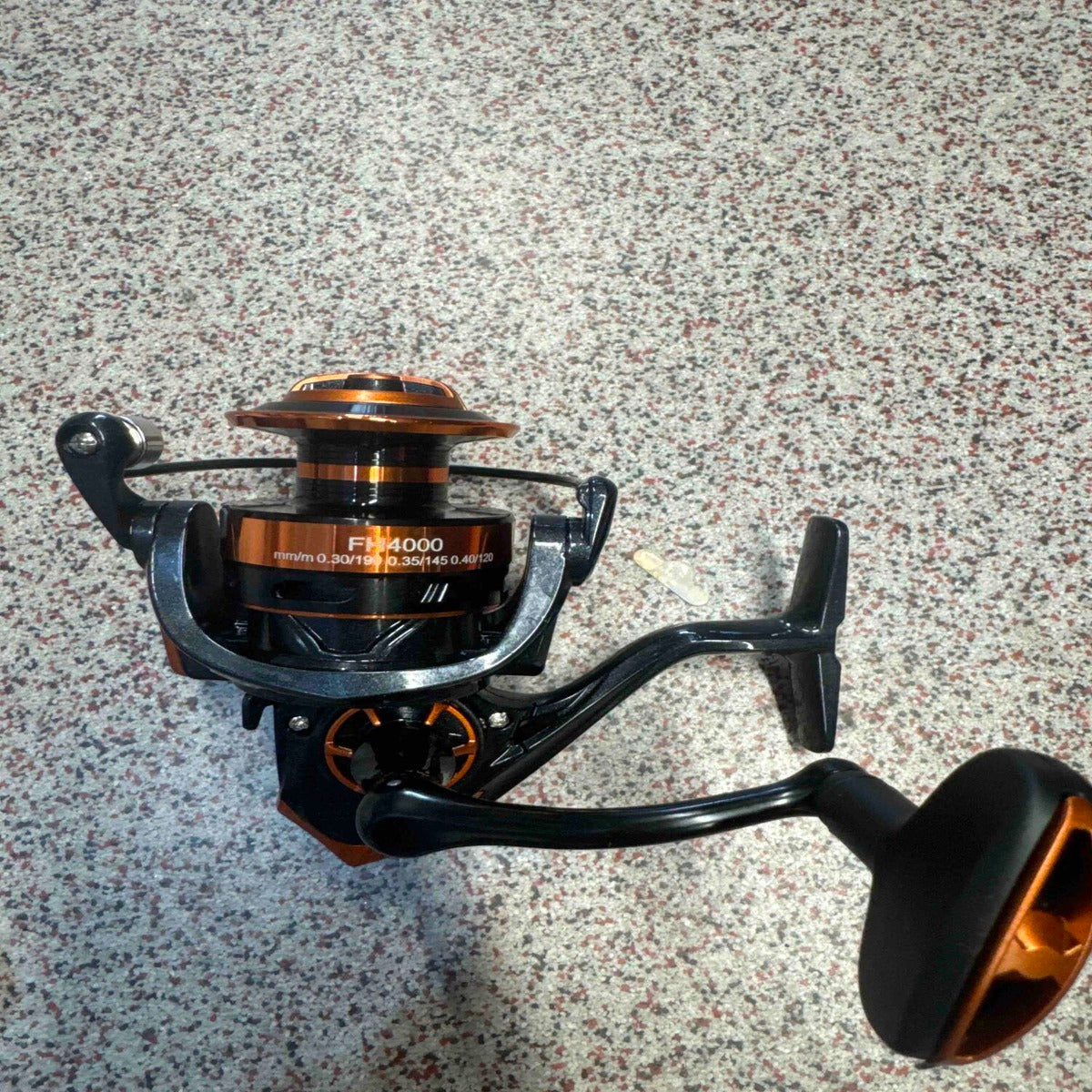 Mulineta Spinning pentru Pescuit, Model FH4000 – imagine de catalog pe fundal alb cald