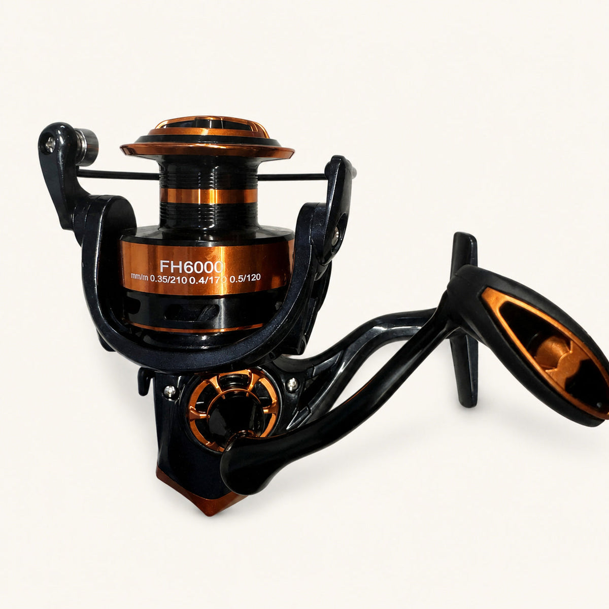 Mulineta Spinning pentru Pescuit, Model FH6000 – imagine de catalog pe fundal alb cald