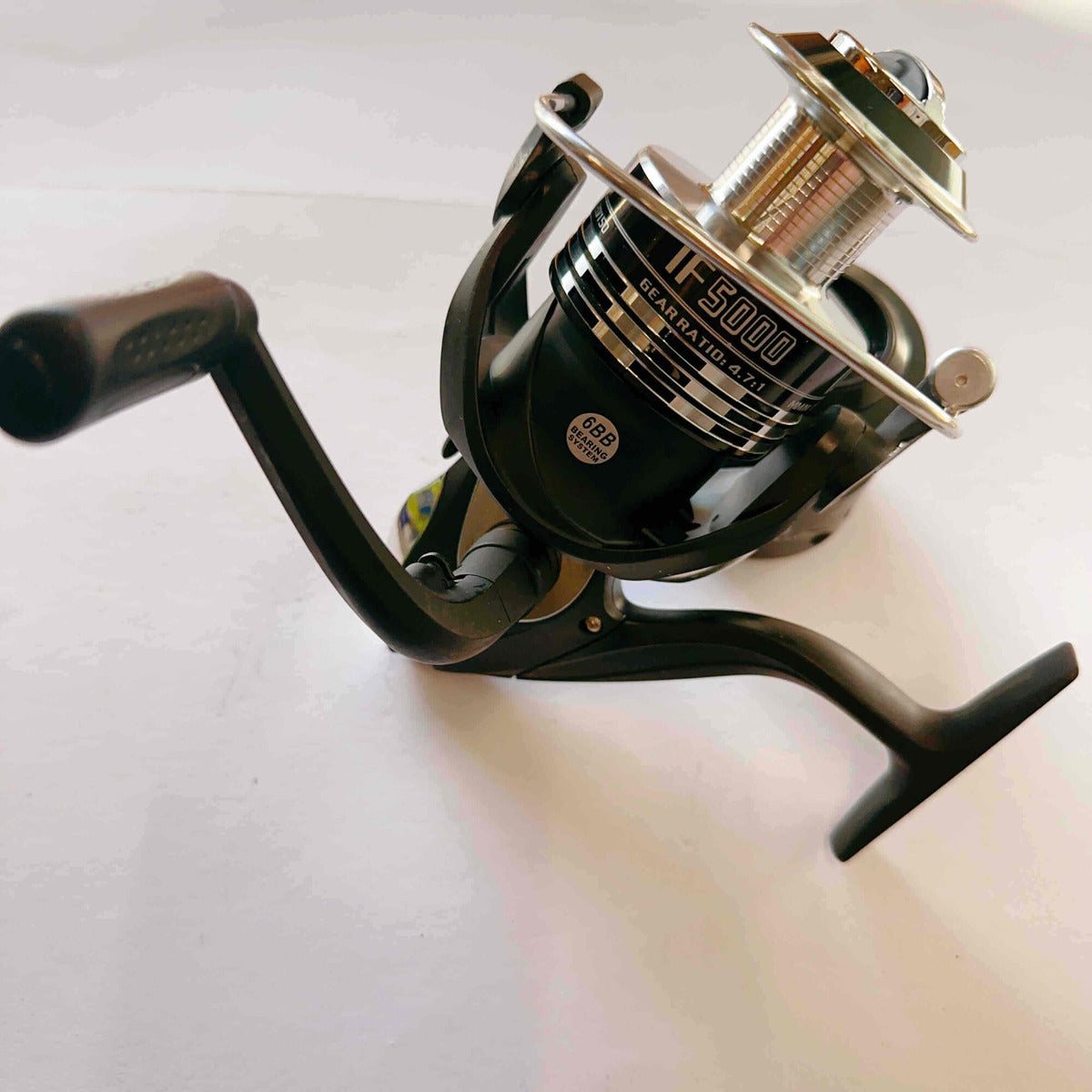 Mulineta Spinning pentru Pescuit, Model IF 2000 – imagine de catalog pe fundal alb cald