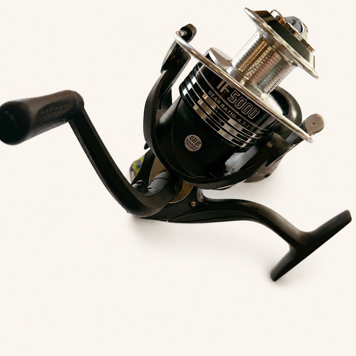 Mulineta Spinning pentru Pescuit, Model IF 5000 – imagine de catalog pe fundal alb cald