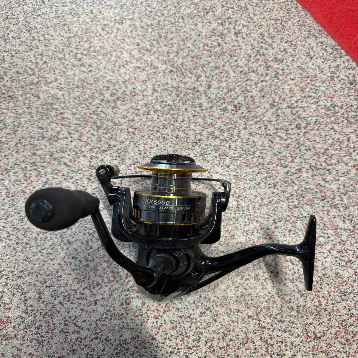 Mulineta Spinning pentru Pescuit, Model KX2000 – imagine de catalog pe fundal alb cald