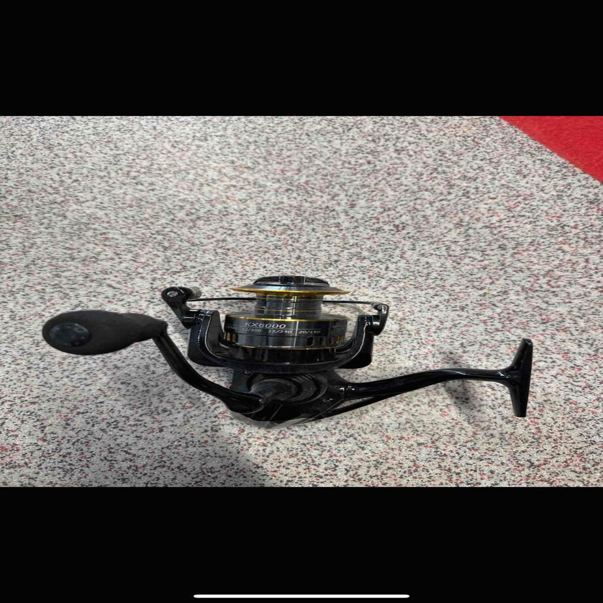 Mulineta Spinning pentru Pescuit, Model KX4000 – imagine de catalog pe fundal alb cald