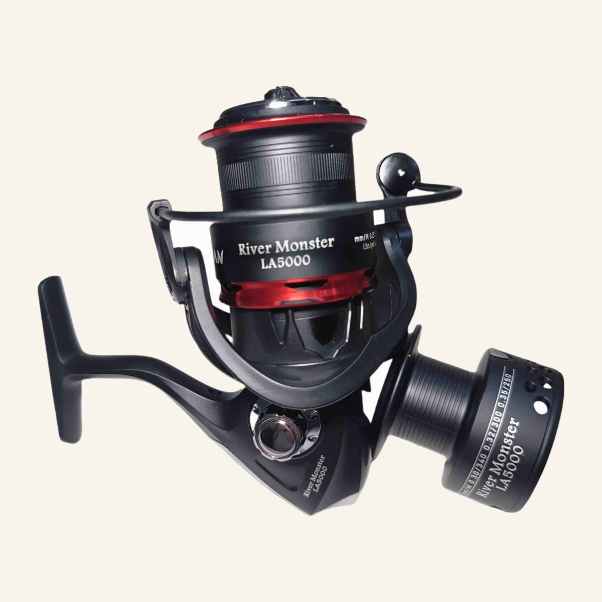 Mulineta Spinning pentru Pescuit, Model LA 5000 – imagine de catalog pe fundal alb cald