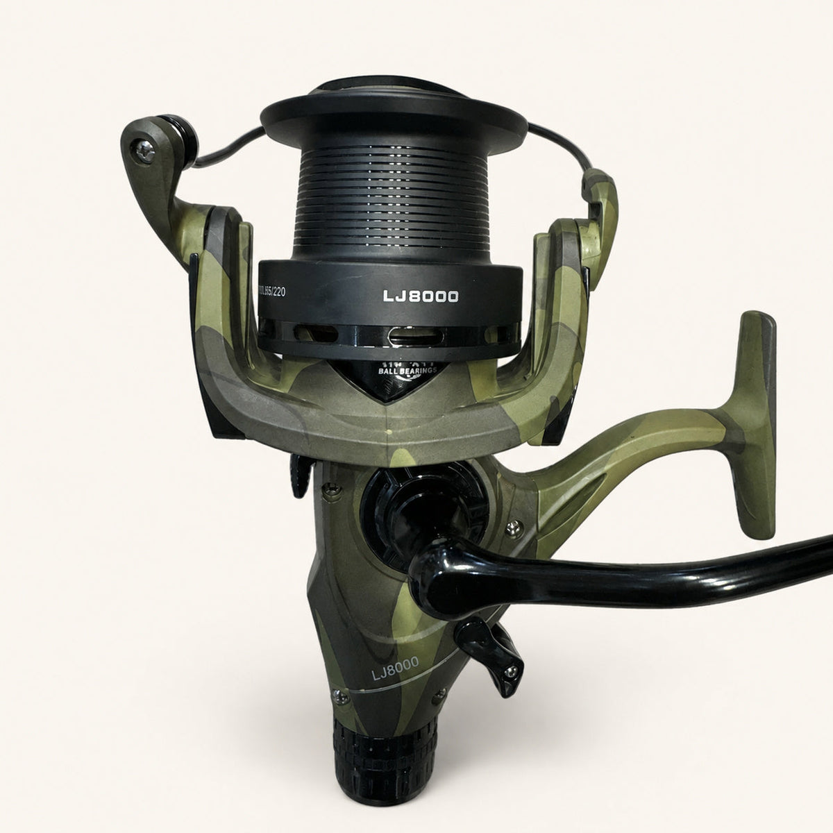 Mulineta Spinning pentru Pescuit, Model LJ8000 – imagine de catalog pe fundal alb cald