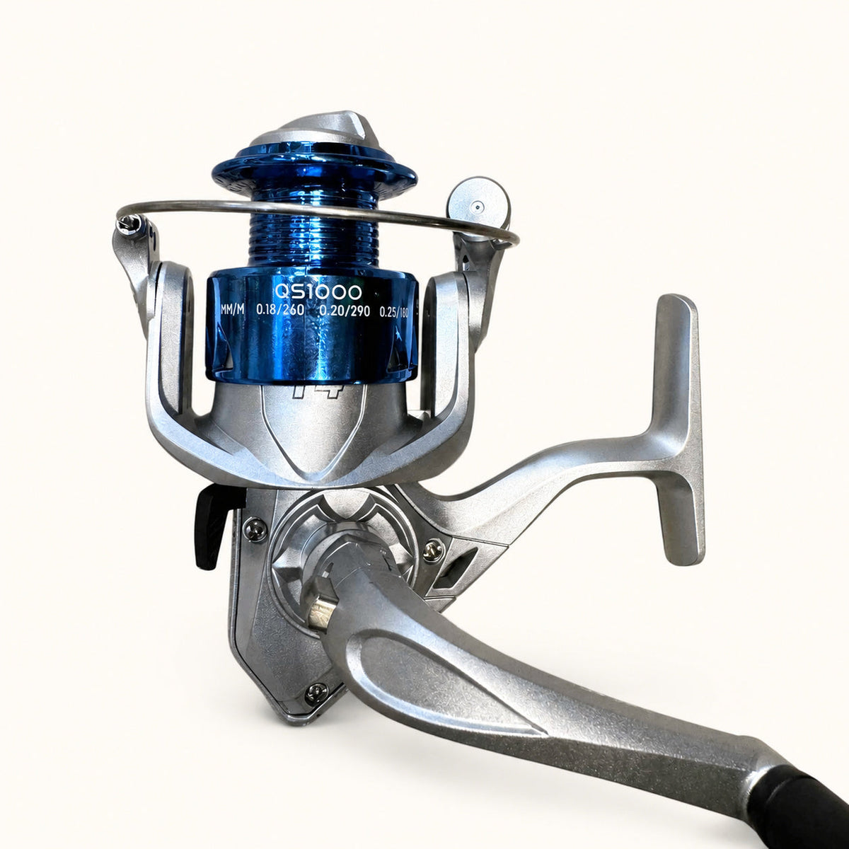 Mulineta Spinning pentru Pescuit, Model QS1000 – imagine de catalog pe fundal alb cald