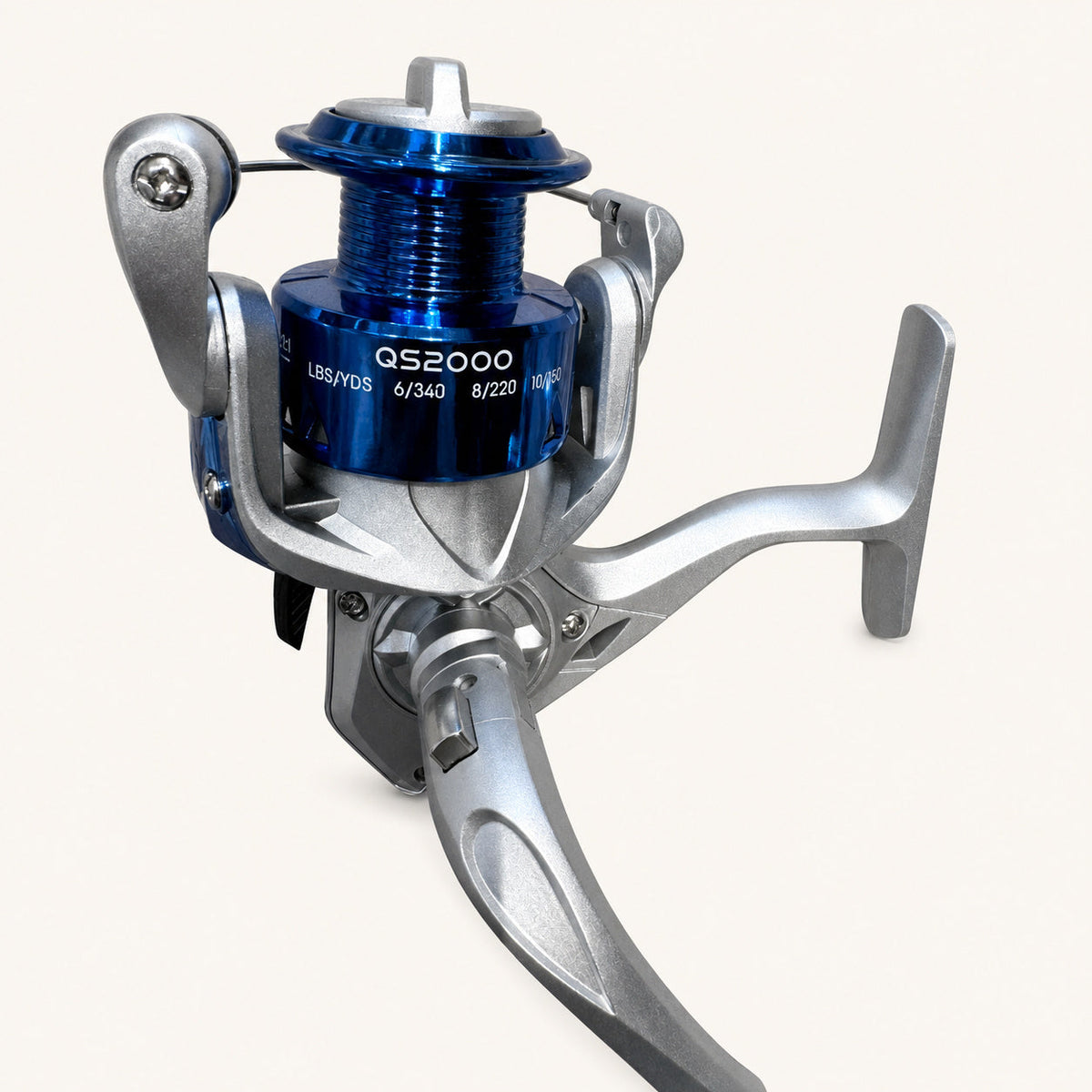 Mulineta Spinning pentru Pescuit, Model QS2000 – imagine de catalog pe fundal alb cald