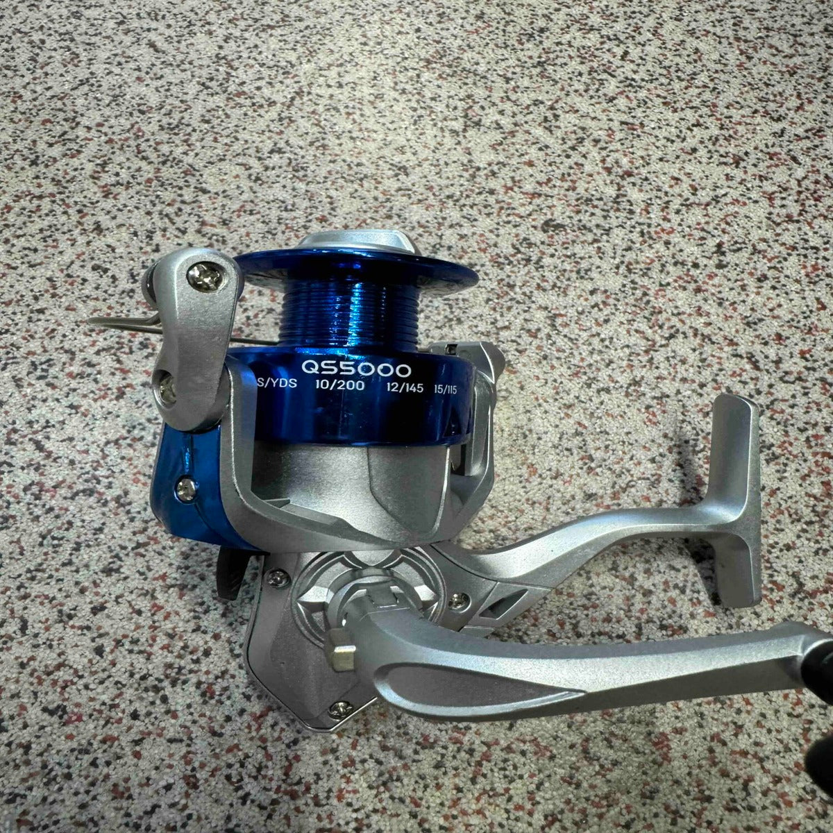 Mulineta Spinning pentru Pescuit, Model QS5000 – imagine de catalog pe fundal alb cald