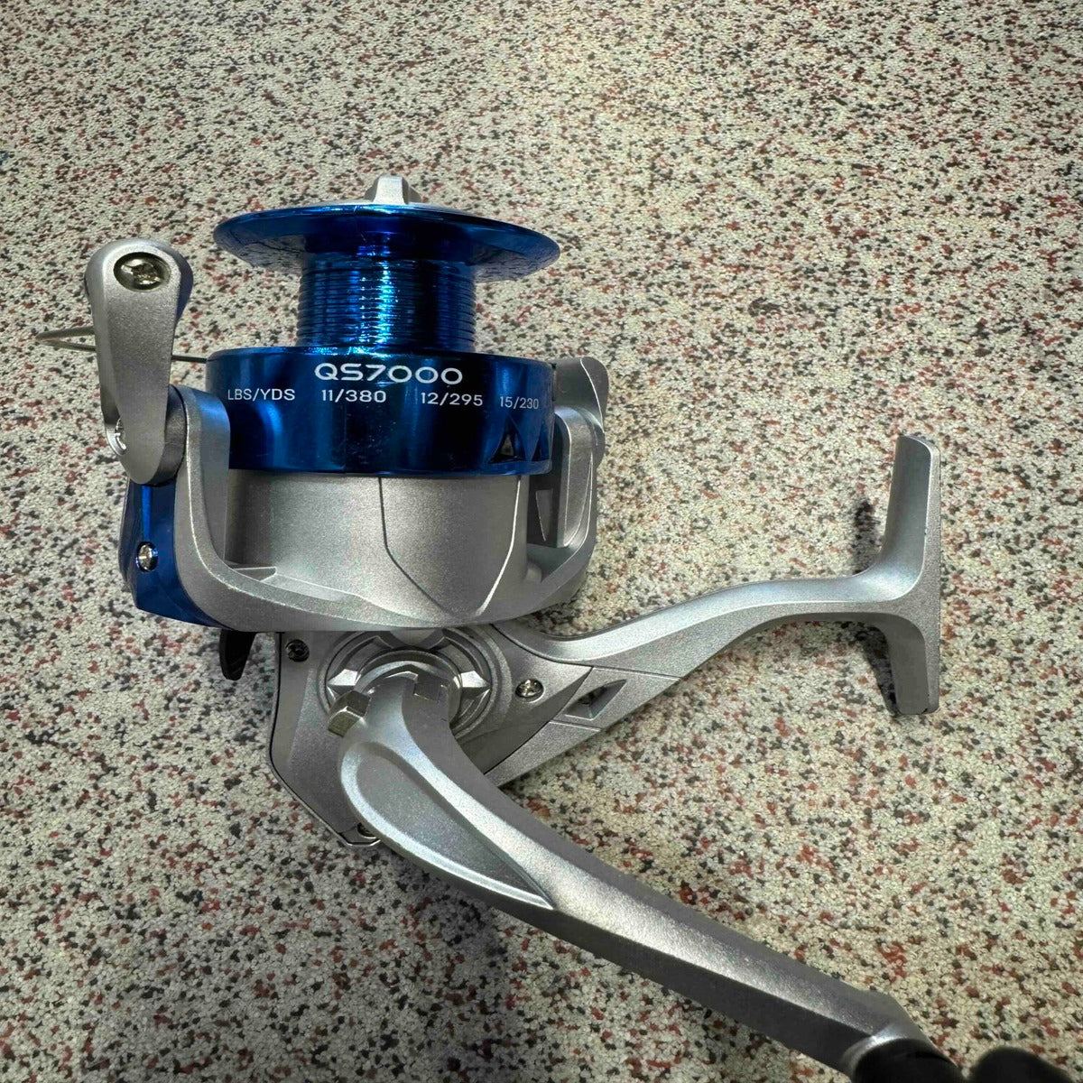 Mulineta Spinning pentru Pescuit, Model QS7000 – imagine de catalog pe fundal alb cald