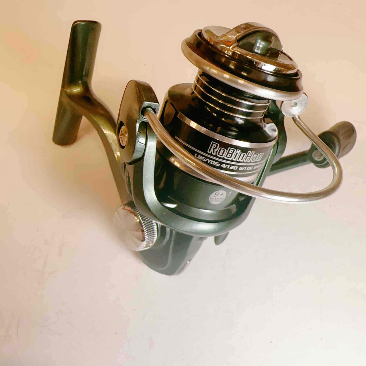 Mulineta Spinning pentru Pescuit, Model RBH 800 – imagine de catalog pe fundal alb cald