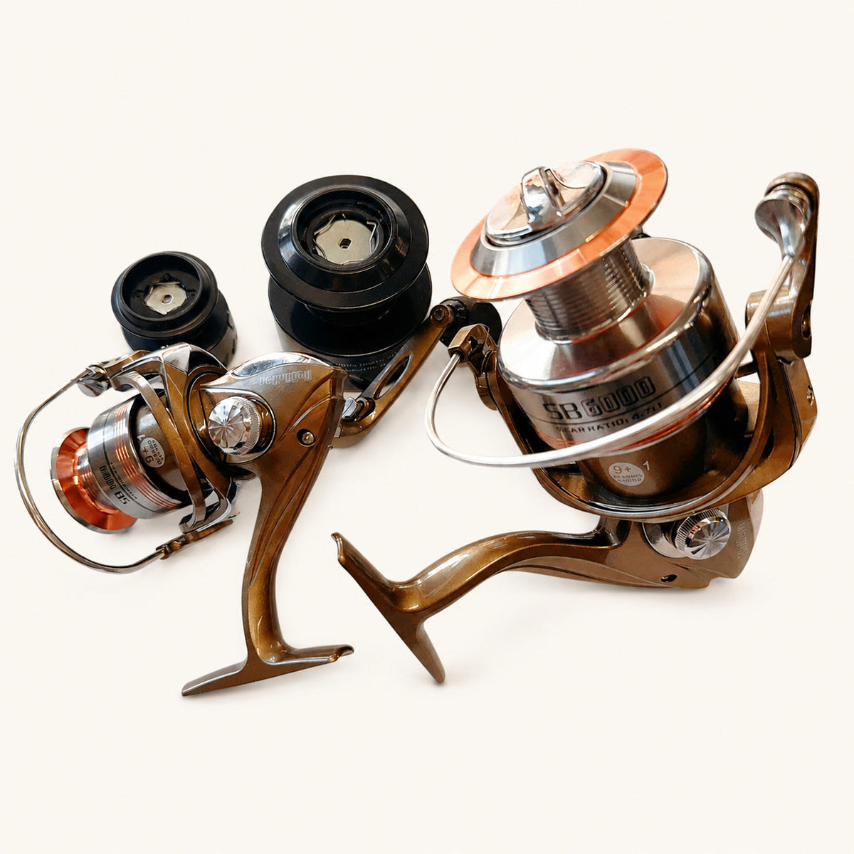 Mulineta Spinning pentru Pescuit, Model SB 1000 – imagine de catalog pe fundal alb cald