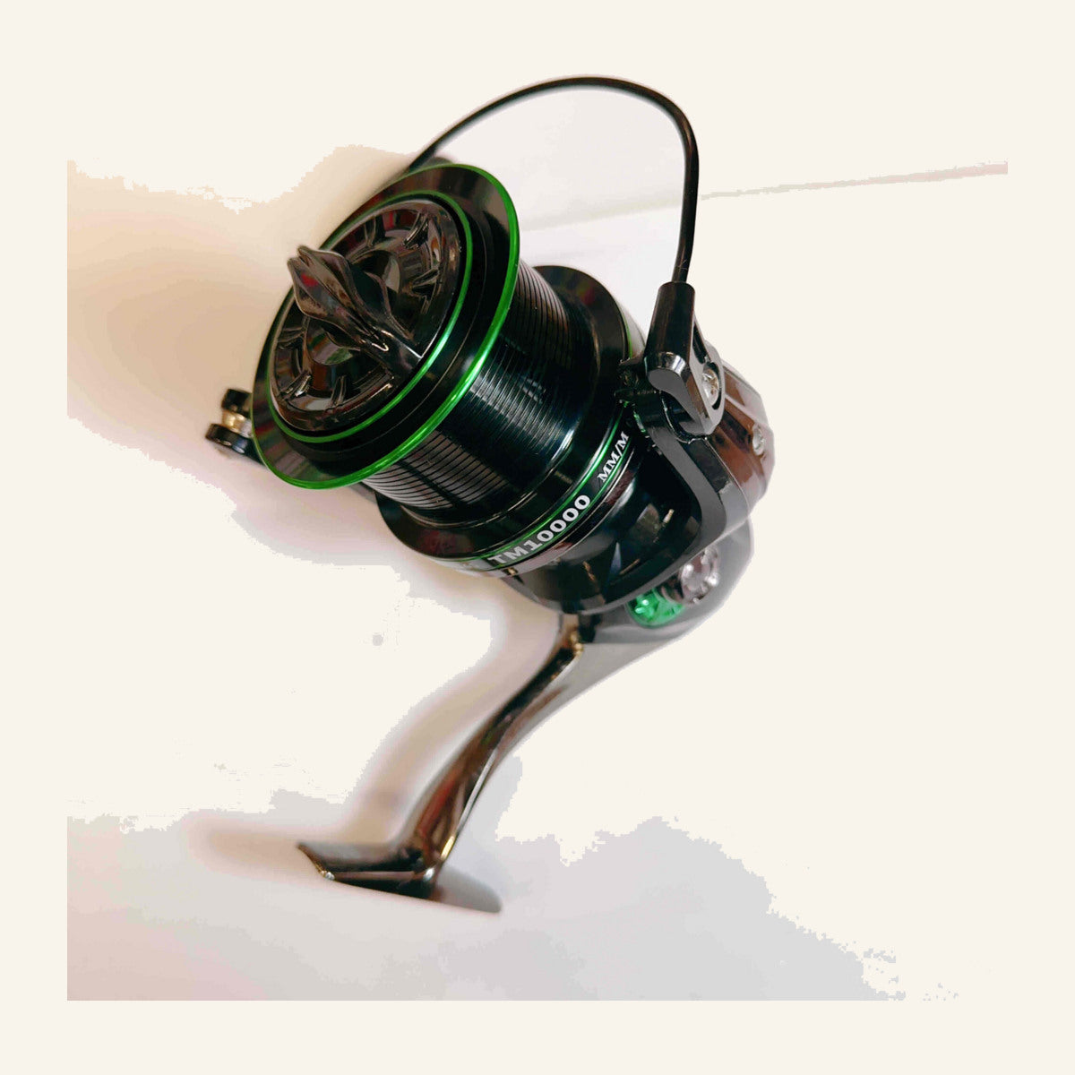 Mulineta Spinning pentru Pescuit, Model TM 10000 – imagine de catalog pe fundal alb cald