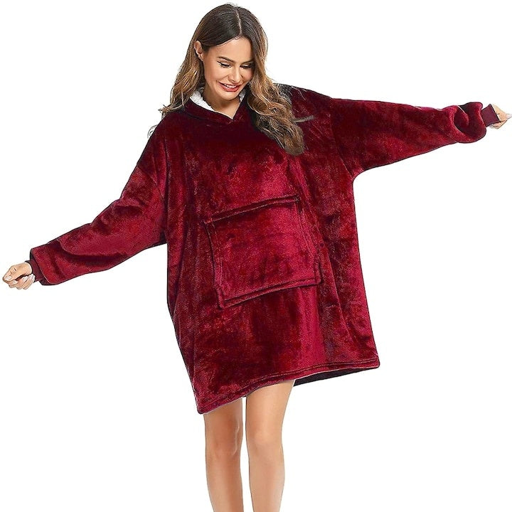 Patura cu maneci, tip hanorac lung, marime universala, din fleece captusit cu blana, cu buzunare, mansete si gluga, rosu