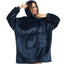 Patura cu maneci, tip hanorac lung, marime universala, din fleece captusit cu blana, cu buzunare, mansete si gluga, albastru