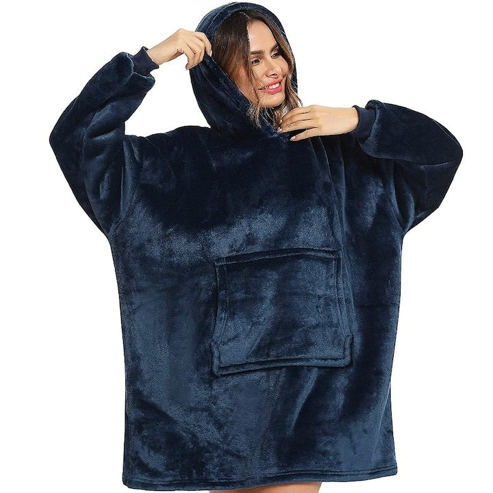 Patura cu maneci, tip hanorac lung, marime universala, din fleece captusit cu blana, cu buzunare, mansete si gluga, albastru