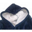 Patura cu maneci, tip hanorac lung, marime universala, din fleece captusit cu blana, cu buzunare, mansete si gluga, albastru