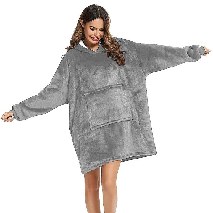 Patura cu maneci, tip hanorac lung, marime universala, din fleece captusit cu blana, cu buzunare, mansete si gluga, gri