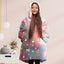 Patura cu maneci, tip hanorac lung, pentru copii/adulti, cu imprimeu FLUORESCENT, din fleece captusit cu blana, cu buzunare, mansete si gluga, roz