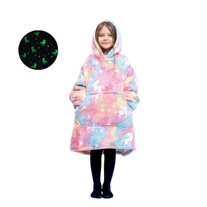 Patura cu maneci, tip hanorac lung, pentru copii/adulti, cu imprimeu FLUORESCENT, din fleece captusit cu blana, cu buzunare, mansete si gluga, roz