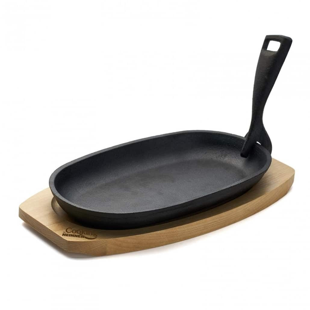 Platou oval fonta 24x14 cm cu maner detasabil si suport lemn pentru servire