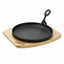 Platou rotund servire 22 cm fonta pura cu maner detasabil si suport lemn
