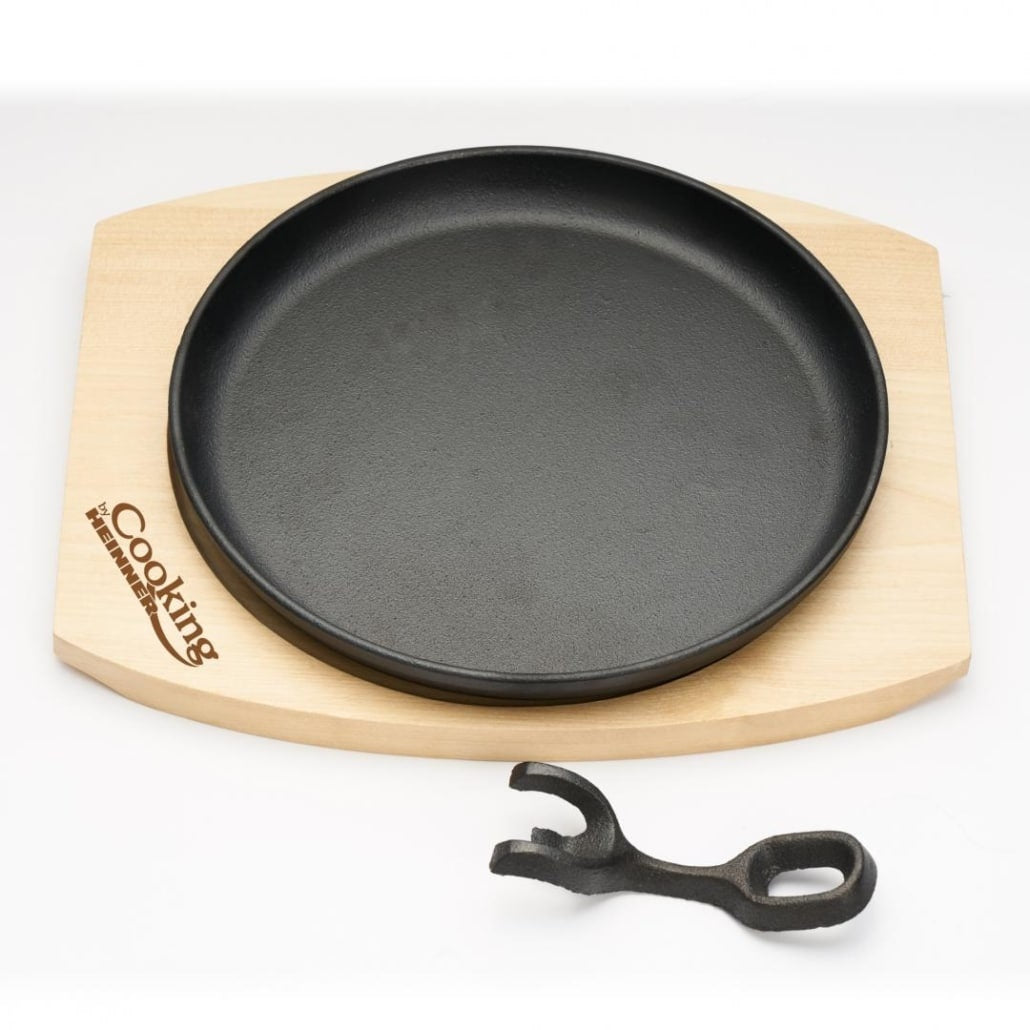 Platou rotund servire 22 cm fonta pura cu maner detasabil si suport lemn