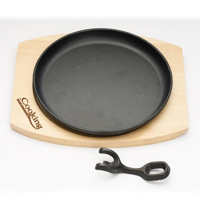 Platou rotund servire 22 cm fonta pura cu maner detasabil si suport lemn
