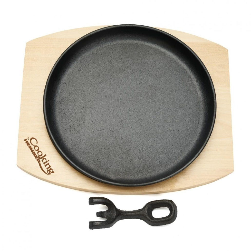 Platou rotund servire 22 cm fonta pura cu maner detasabil si suport lemn