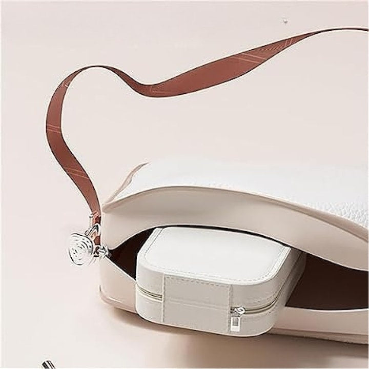 Portfard pentru cosmetice cu oglinda led, 3 modele de lumina, incarcare USB, compartimentat, imitatie piele, dimensiuni 16.5x11.5x6 cm, alb