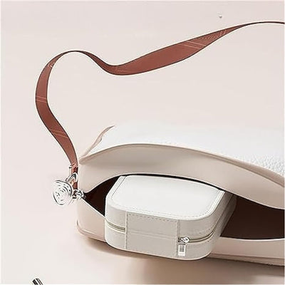 Portfard pentru cosmetice cu oglinda led, 3 modele de lumina, incarcare USB, compartimentat, imitatie piele, dimensiuni 16.5x11.5x6 cm, alb