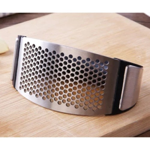 Presa usturoi manuala, din inox, cu maner ergonomic, sita curbata, negru/argintiu
