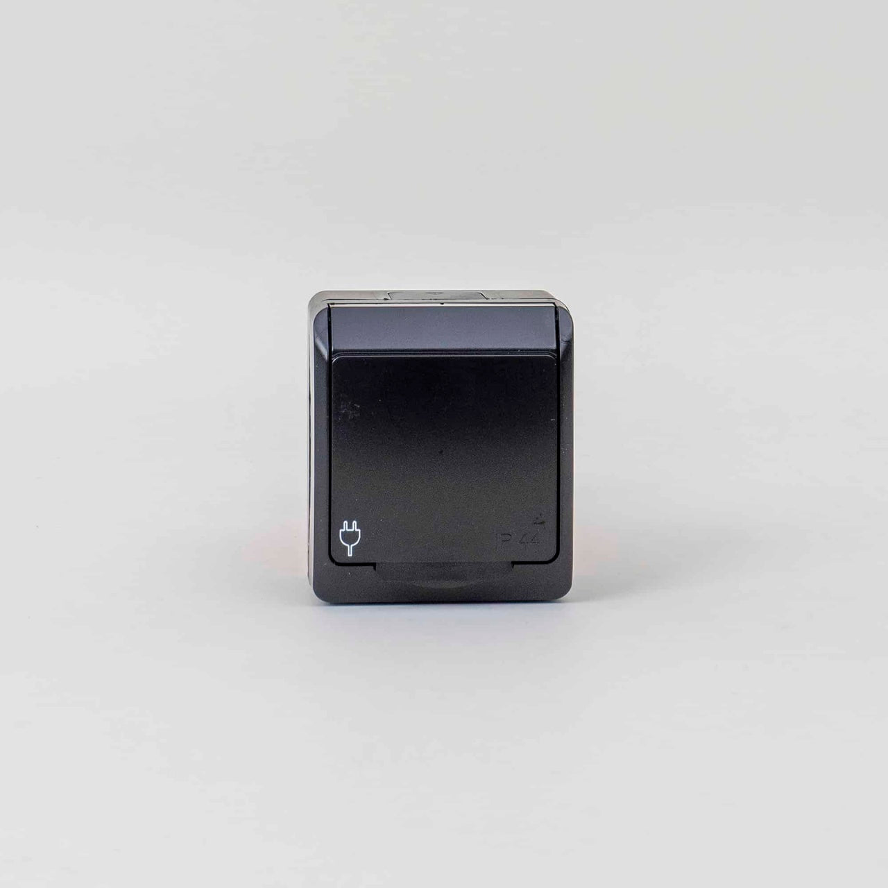 Priza simpla neagra cu capac, 16A/250V, IP44, dimensiuni 65x76x50 mm