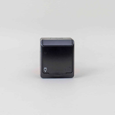Priza simpla neagra cu capac, 16A/250V, IP44, dimensiuni 65x76x50 mm
