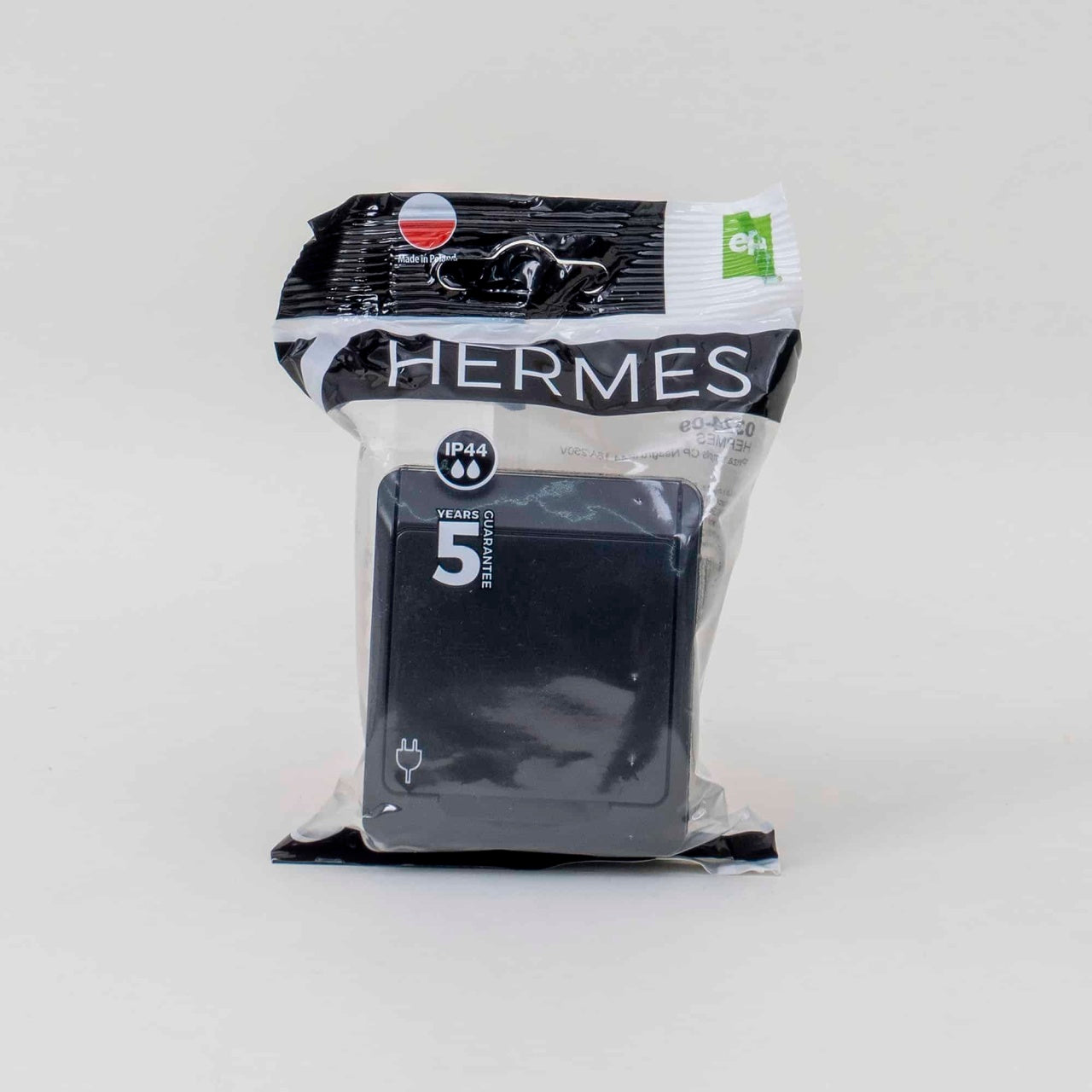Priza simpla neagra cu capac, 16A/250V, IP44, dimensiuni 65x76x50 mm