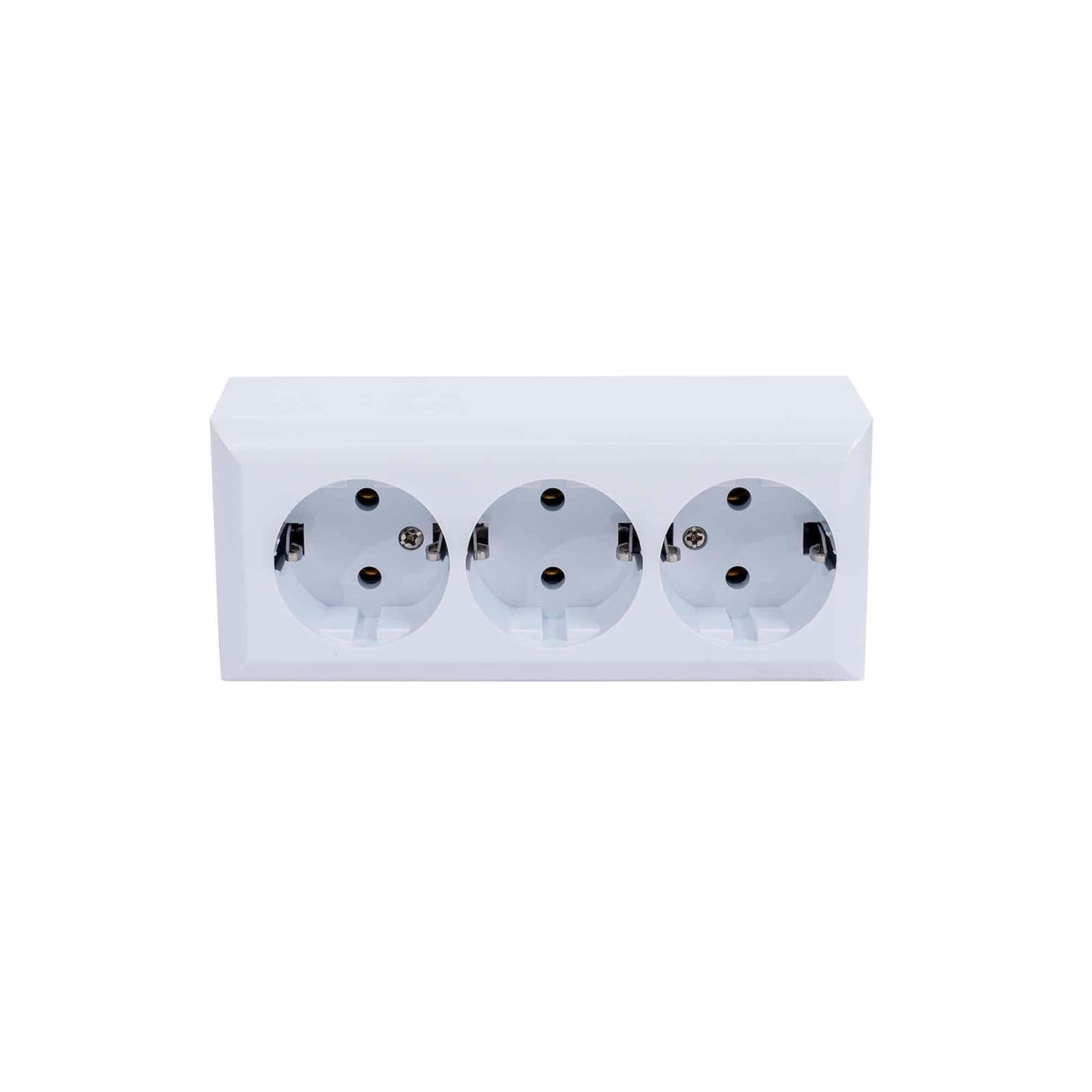 Priza tripla 16A, 250V, dimensiuni 150x65x40 mm, culoare alb