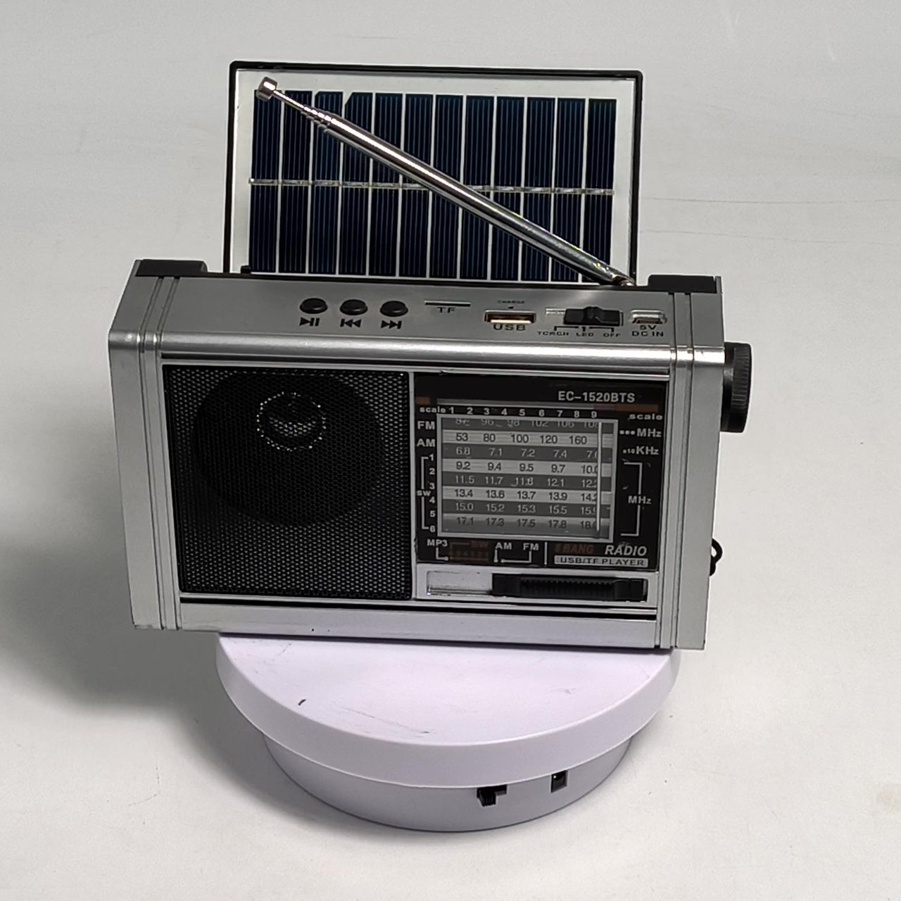 Radio portabil cu acumulator, antena telescopica, conexiune Bluetooth, lanterna cu LED, incarcare solara, argintiu