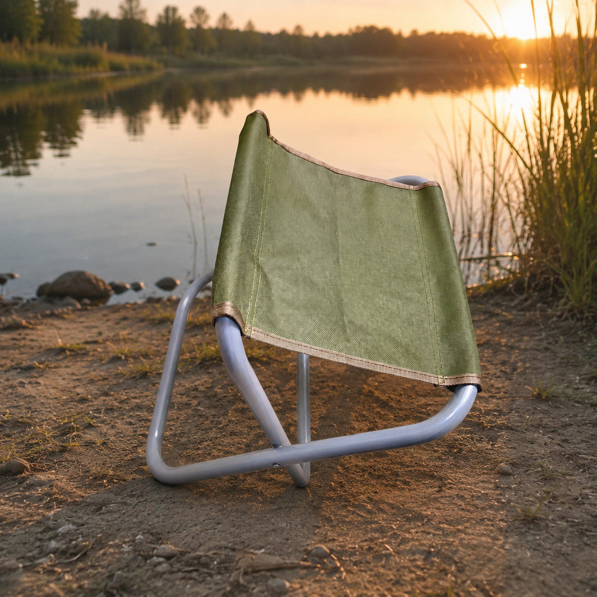 Scaun Tip Taburet Pliabil pentru Pescuit și Camping, Verde – imagine comercială în ambient