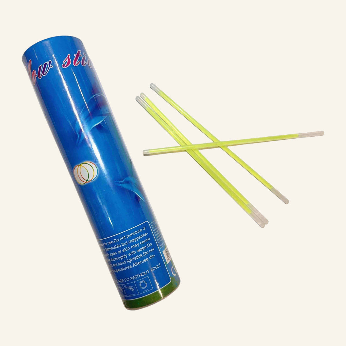 Set Lumini Chimice pentru Pescuit, în Tub de Protecție – imagine de catalog pe fundal alb cald