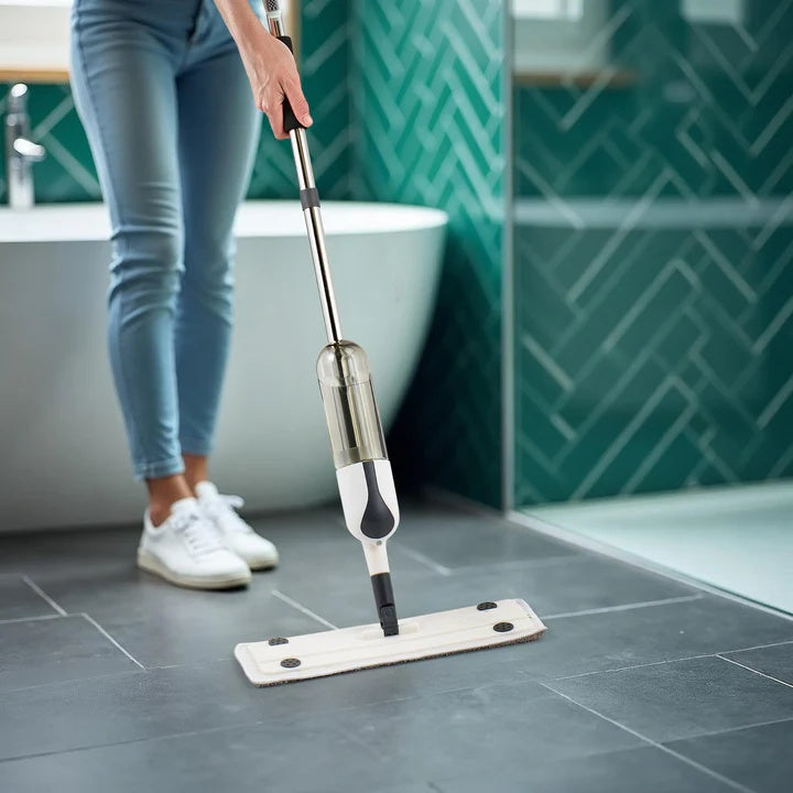 Set mop plat cu pulverizator, maner din aluminiu de 125 cm, cap din microfibra, rezervor integrat ,ideal pentru curatarea eficienta a podelelor din lemn, gresie sau laminat, alb