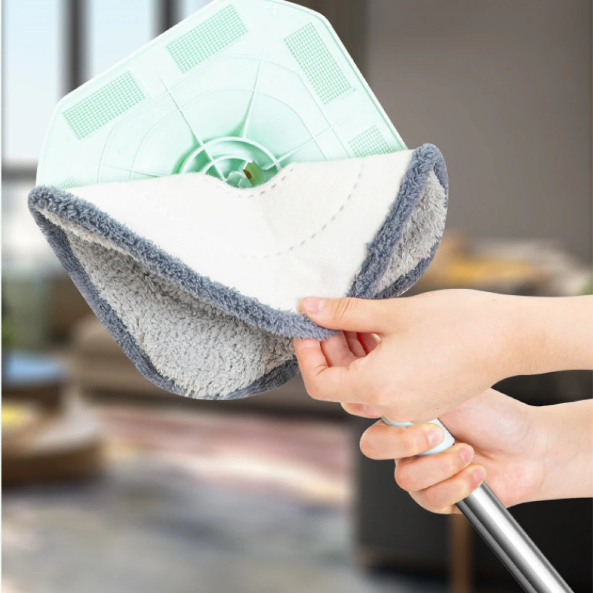 Set mop rotativ 360° cu galeata centrifuga, separare apa curata de apa murdara, sistem evacuare apa, 4 rezerve, gri